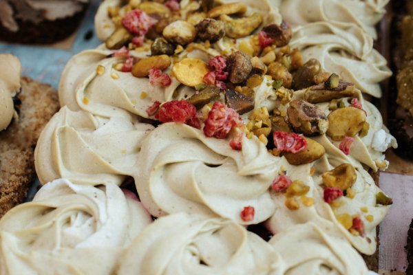 KETO MAZURKA PISTACHIO-RASPBERRY
