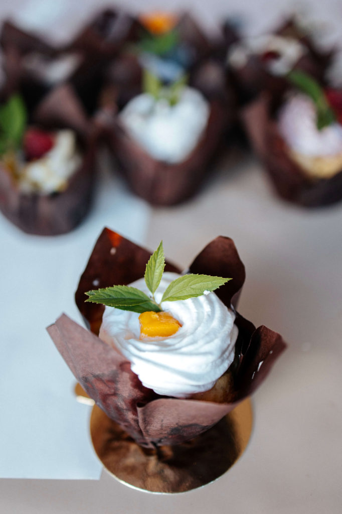 VEGAN_ VANILLA MUFFINS WITH MANGO AND WHITE CHOCOLATE CREAM