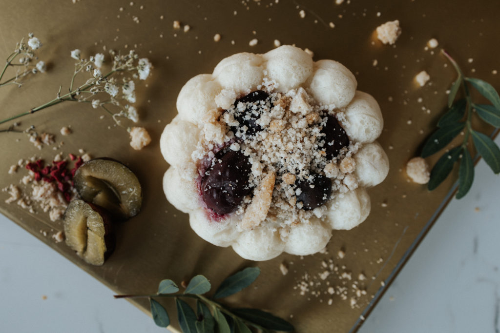 VEGAN YEAST CAKE WITH PLUMS AND PUDDING